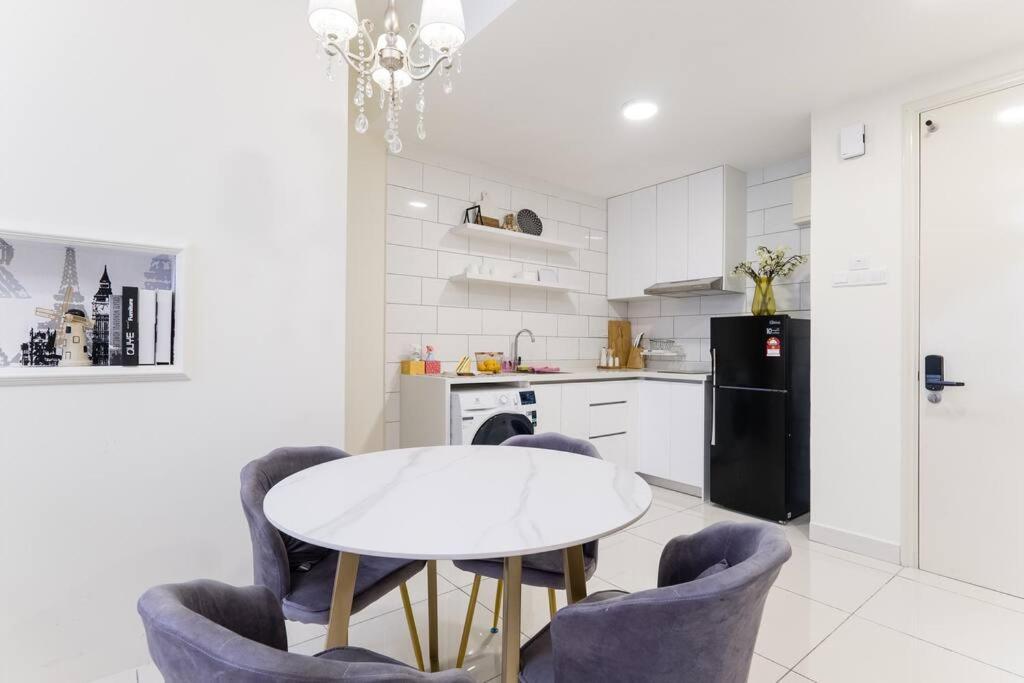 Ferienwohnung Arte Mont Kiara Duplex 4 Pax Jacuzzi Kuala Lumpur Exterior foto